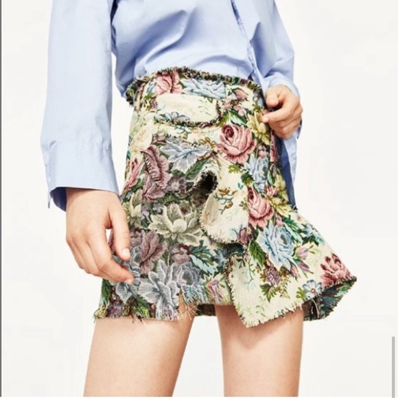 Zara Dresses & Skirts - Zara Floral Jacquard mini frill skirt XS